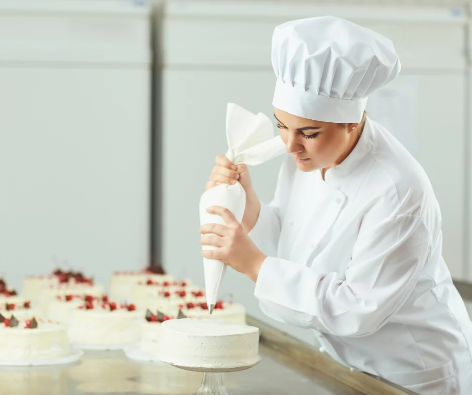 Cukierniczka dekorująca tort — stanowisko cukiernik